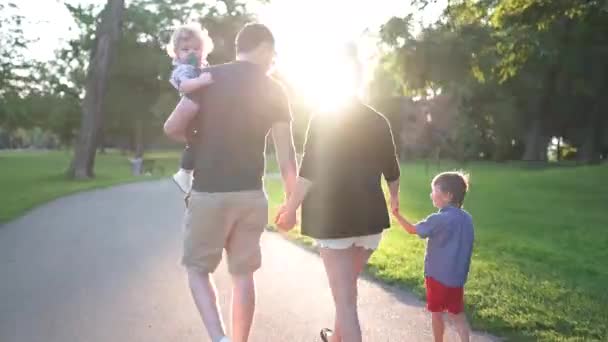 Jonge Familie Loopt Pad Bij Zonsondergang — Stockvideo