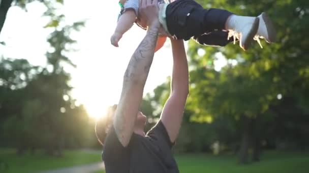 爸爸在日落时和小孩玩耍 — 图库视频影像