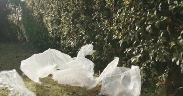 メールオーダーからのプラスチックごみは 日光の下で庭に積み上げます 包装廃棄物による自然汚染の概念ショット — ストック動画