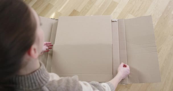 Par Dessus Épaule Femme Ouvrant Colis Postal Avec Emballage Redondant — Video