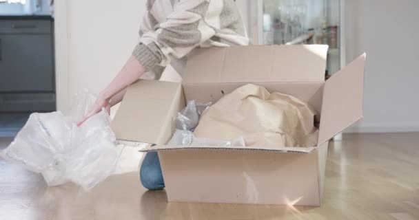 Человек Удаляет Пластиковые Воздушные Подушки Большой Упаковки Получить Меньшую Упаковку — стоковое видео