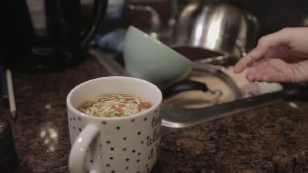 Una Persona Preparándose Para Comer Una Deliciosa Sopa Una Taza — Vídeos de Stock