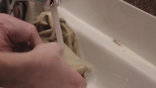 Тщательно Вымыть Бежевую Одежду Кухонной Раковине Close Shot — стоковое видео