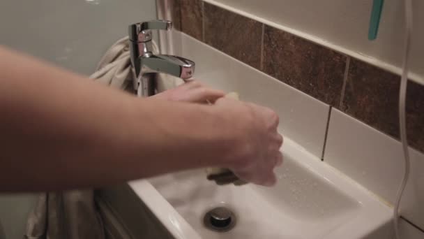 一个带着手表的人在一个小水槽里挤压着自己的身体 — 图库视频影像