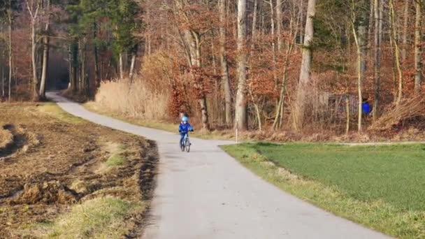Pequeño Niño Monta Bicicleta Camino Del Campo — Vídeos de Stock