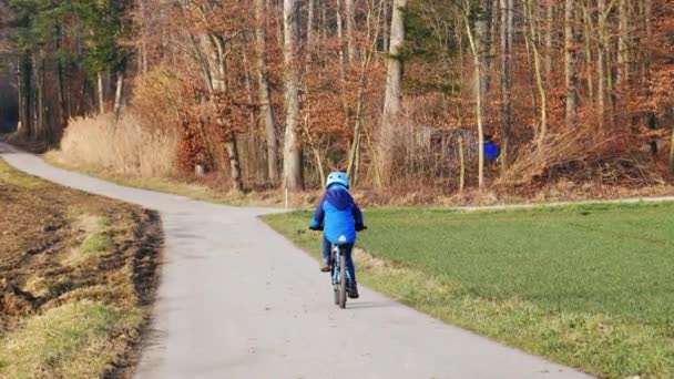 Menino Monta Sua Bicicleta Estrada Campo — Vídeo de Stock