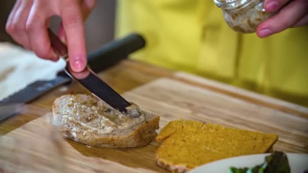 Primer Plano Chef Propagación Hígado Pollo Rebanada Paté Podvelka Eslovenia — Vídeos de Stock