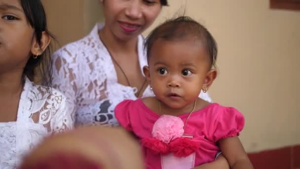 Bambino Seduto Sulle Ginocchia Della Madre Che Saluta Mamma Bambini — Video Stock