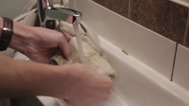 男は水の蛇口にラグから汚れを洗浄 閉じるショット — ストック動画
