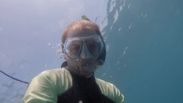 Freediver Dívá Kamery Povrchu Záběr Zdola — Stock video