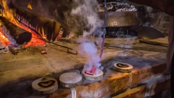 Marcatura Forma Cuore Piccolo Pezzo Legno Con Bastone Metallo Caldo — Video Stock