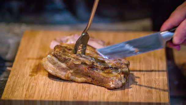 閉じる女性シェフのスライスにステーキ肉をカットPodvelka スロベニア Slowmo — ストック動画