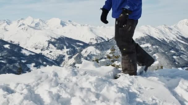 Pessoa Roupa Snowboard Caminhando Pelo Snowdrift Cenário Alpino — Vídeo de Stock