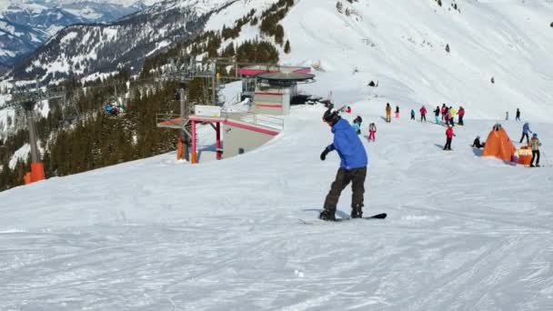 Boy Snowboarding Slope — Stock video