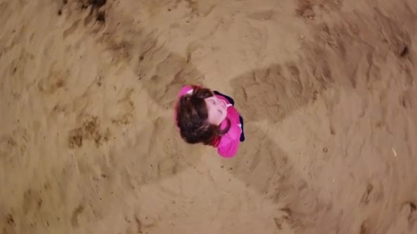 Ребенок Стоит Песке Смотрит Вверх — стоковое видео