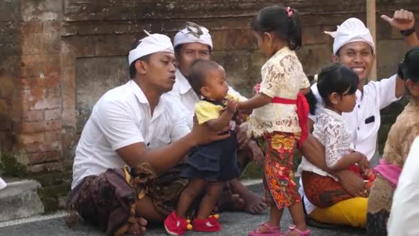 Muži Tradičním Balijském Oblečení Sedí Zemi Před Chrámem Bali Čekají — Stock video