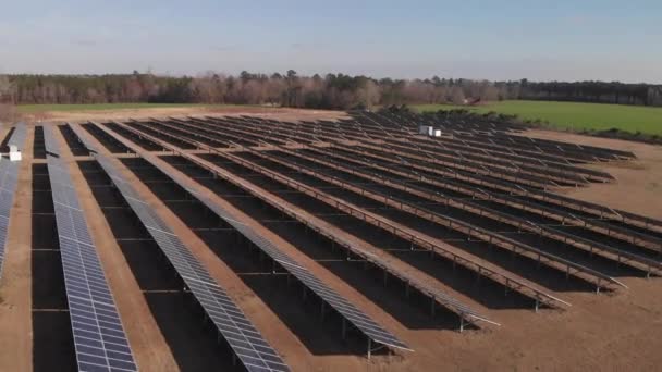 Luftdrohne Über Sonnenkollektoren Geschossen Umweltfreundliche Energie Aus Sonne Land Vorwärts — Stockvideo