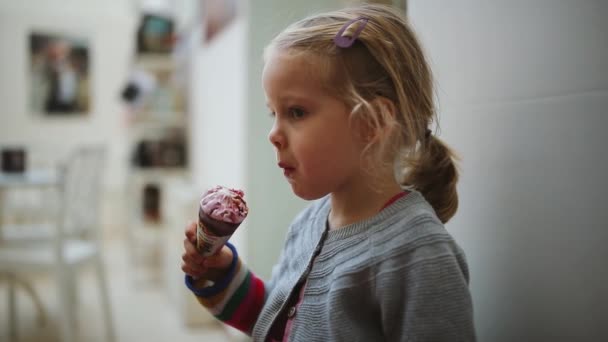 Schattig Klein Meisje Eet Ijs Het Museum Bibliotheek Witte Muur — Stockvideo