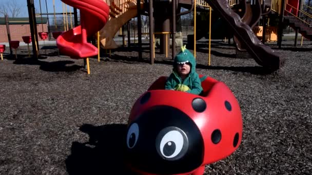 Bambino Costume Dinosauro Che Gioca Cavaliere Primaverile Parco — Video Stock