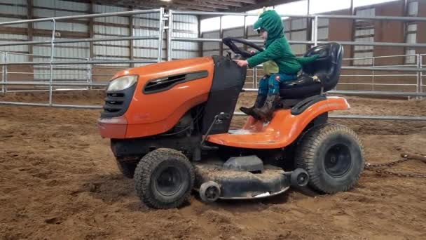 Niño Dos Años Con Traje Dino Botas Vaquero Sentado Jugando — Vídeo de stock