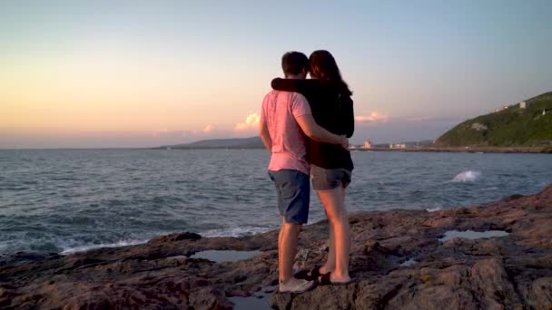 Latinští milenci objímali na skalách na pláži