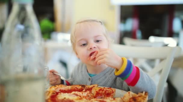 Little Blond Girl Eating Pizza Restaurant — Stock Video