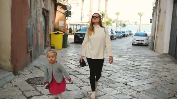 Mutter Und Tochter Beim Spaziergang Der Italienischen Altstadt Palmen Hintergrund — Stockvideo