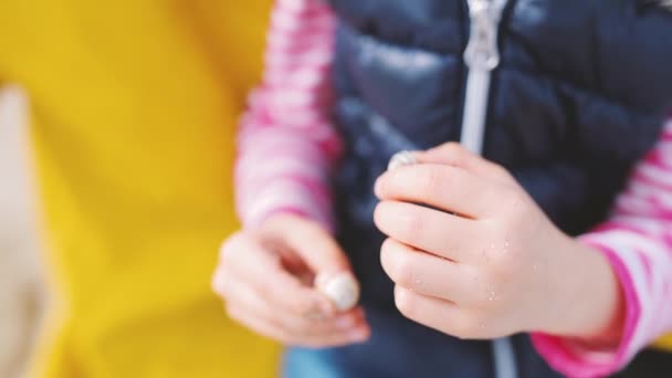 Niña Rubia Jugando Con Shell — Vídeos de Stock