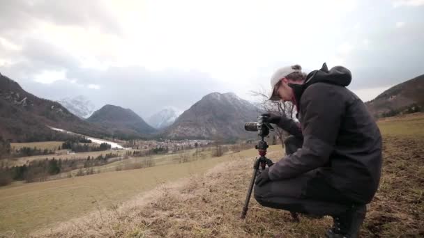 Fotograaf Zet Een Camera Foto Maken Tijdens Een Storm Slovenië — Stockvideo