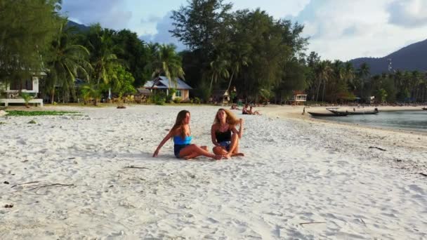 Sexy Gossip Girls Laughing Sandy Beach Thailand — Stock Video