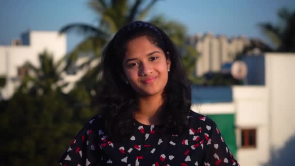 Красива Усміхнена Впевнена Молода Індійська Дівчина — стокове відео