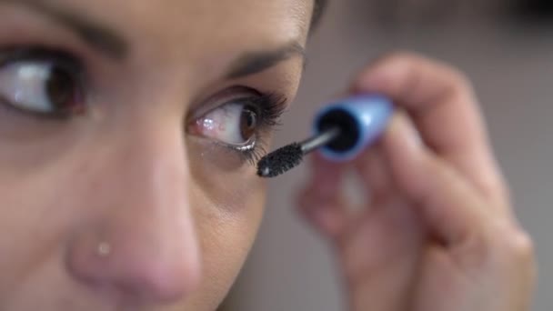 Una Hermosa Mujer Pone Las Pestañas Maquillaje Para Los Ojos — Vídeos de Stock