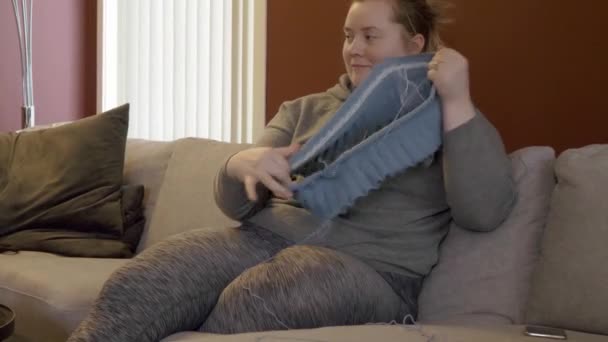 大人女性編み物生地手作り毛布で居心地の良い部屋に座ってソファ — ストック動画