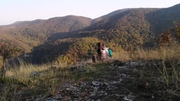 Inquadratura Orbita Una Madre Bambini Seduti Cima Una Collina Che — Video Stock