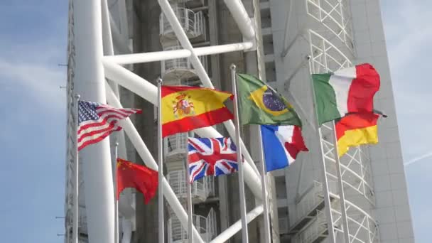Mezinárodní Vlajky Vlající Před Věží Vasco Gama Lisabonu Portugalsko — Stock video