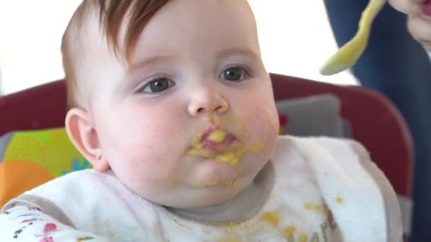 Uma Criança Seu Assento Comendo Sua Comida Bebê Câmera Lenta — Vídeo de Stock