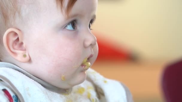 Het Nemen Van Een Hap Babyvoeding Van Zijn Moeder Staart — Stockvideo