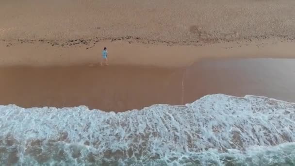 Flicka Körs Stranden Antenn Utsikt — Stockvideo