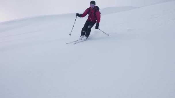 Lambat Gerak Menembak Seorang Pria Mengenakan Jaket Merah Ski Menuruni — Stok Video