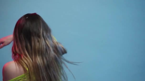 Marokkolainen Tanssija Antaa Sinulle Ilmeen Tuoreella Asulla — kuvapankkivideo
