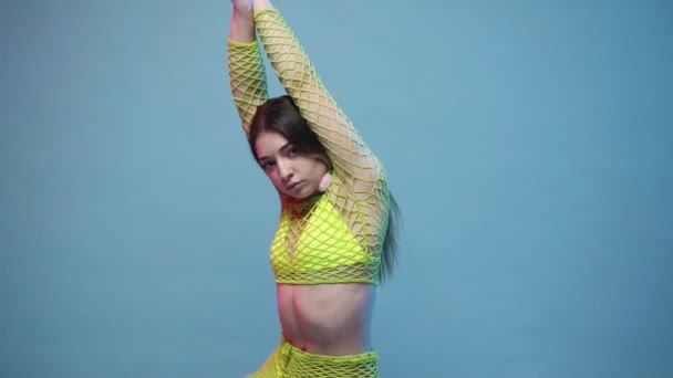 Марокканская Танцовщица Чувствует Себя Студии Синем Фоне — стоковое видео
