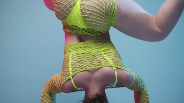 Mujer Con Cuerpo Increíble Está Haciendo Headstand Moviendo Sus Caderas — Vídeo de stock