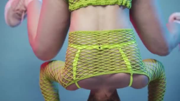 Party Girl Κάνει Handstand Και Ανακίνηση Λεία Της Τρελό Στο — Αρχείο Βίντεο