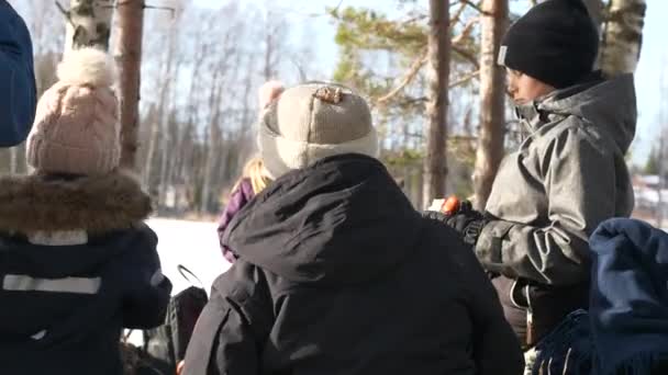 Többgenerációs Családi Túrázás Télen Vacsora Erdőben — Stock videók