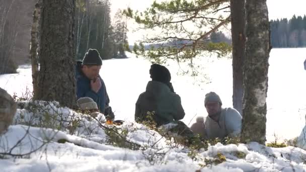 Multigeneración Senderismo Familiar Teniendo Cena Fogata Lago Congelado — Vídeo de stock