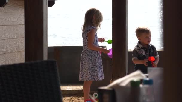 Kinder Spielen Zusammen Mit Sand Meer Hintergrund Zeitlupe — Stockvideo