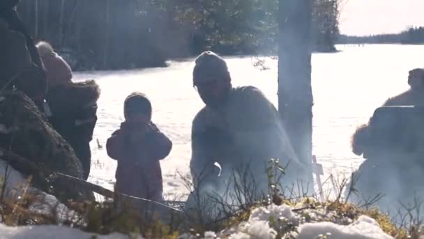 远足的多代家庭 在篝火边做饭 — 图库视频影像
