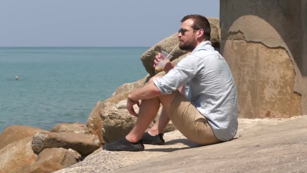Чоловік Розслабляється Розглядаючи Море Повільний Рух — стокове відео