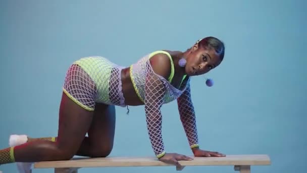 Africano Britânico Dançarino Ver Através Roupa Está Banco Dança Twerking — Vídeo de Stock