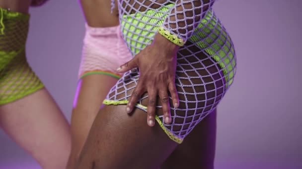 Africana Modelo Bailarina Está Tocando Cuerpo Usando Hecho Mano Punto — Vídeos de Stock